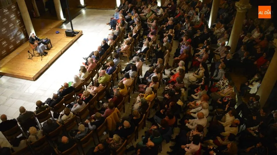 Lleno en el Casino para disfrutar de la música de la Hermana Glenda. Foto: Lydia González