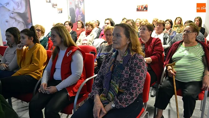 Decenas de personas asistían a la charla sobre alimentación y mitos organizada por Cruz Roja
