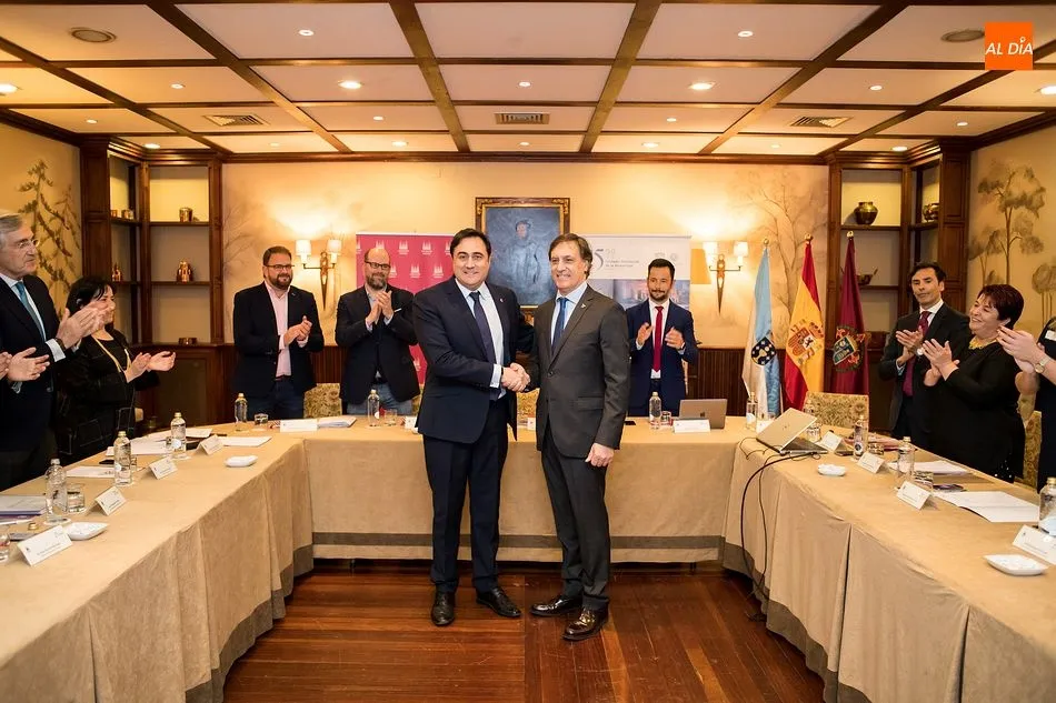 El alcalde, Carlos García Carbayo, recibe su insignia de bienvenida