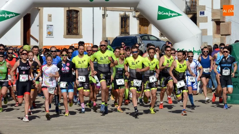 Momento de la salida del duatlónde  Lumbrales / REP. GRÁFICO: ESTER CORREDERA