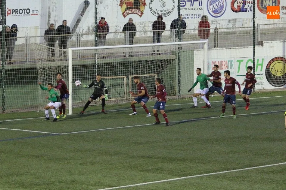 Imagen del partido entre el CD Guijuelo y el Pontevedra en la primera vuelta de liga