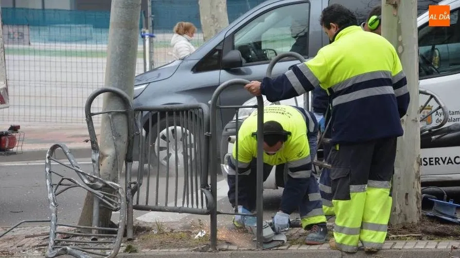 Operarios retirando una valla en el paseo de San Vicente, en un accidente anterior