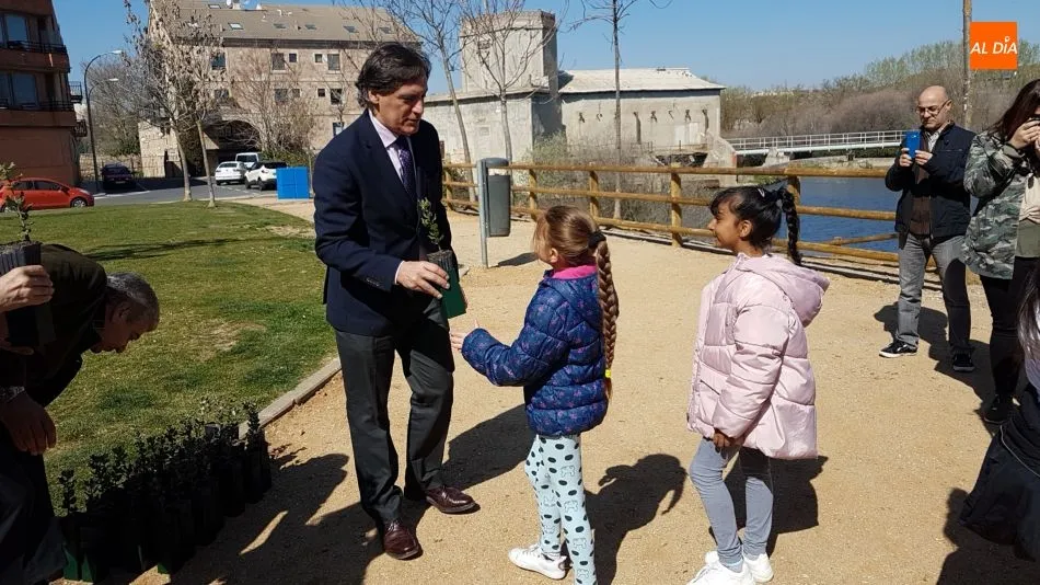El alcalde de la ciudad entrega brotes de encina a escolares de Primaria