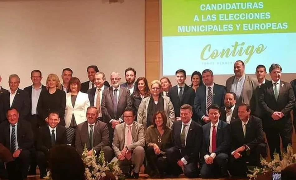 El candidato a la Alcaldía de Salamanca por Contigo Somos Democracia-CSD, Antonio Jiménez Rodríguez, el primero por la derecha, en este acto en Valencia