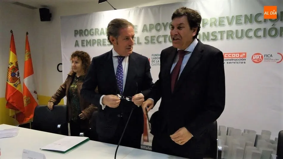 Javier Vega, presidente de la Fundación  Laboral de la Construcción, y el consejero de Empleo, Carlos Fernández Carriedo