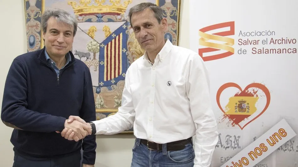 Antonio Sánchez, exatleta, a la derecha, junto al presidente de la Asociación Salvar el Archivo de Salamanca, Policarpo Sánchez