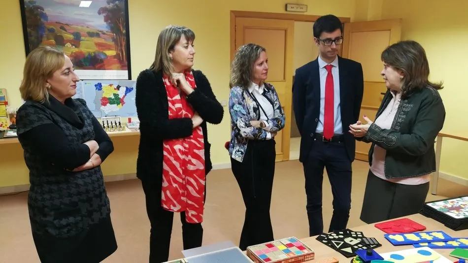 María Ángeles Ruano (directora de la ONCE), María García (candidatura PSOE), Marian Recio (candidatura PSOE), José Luis Mateos (candidato del PSOE a la Alcaldía), Ana María García (educadora de la ONCE)