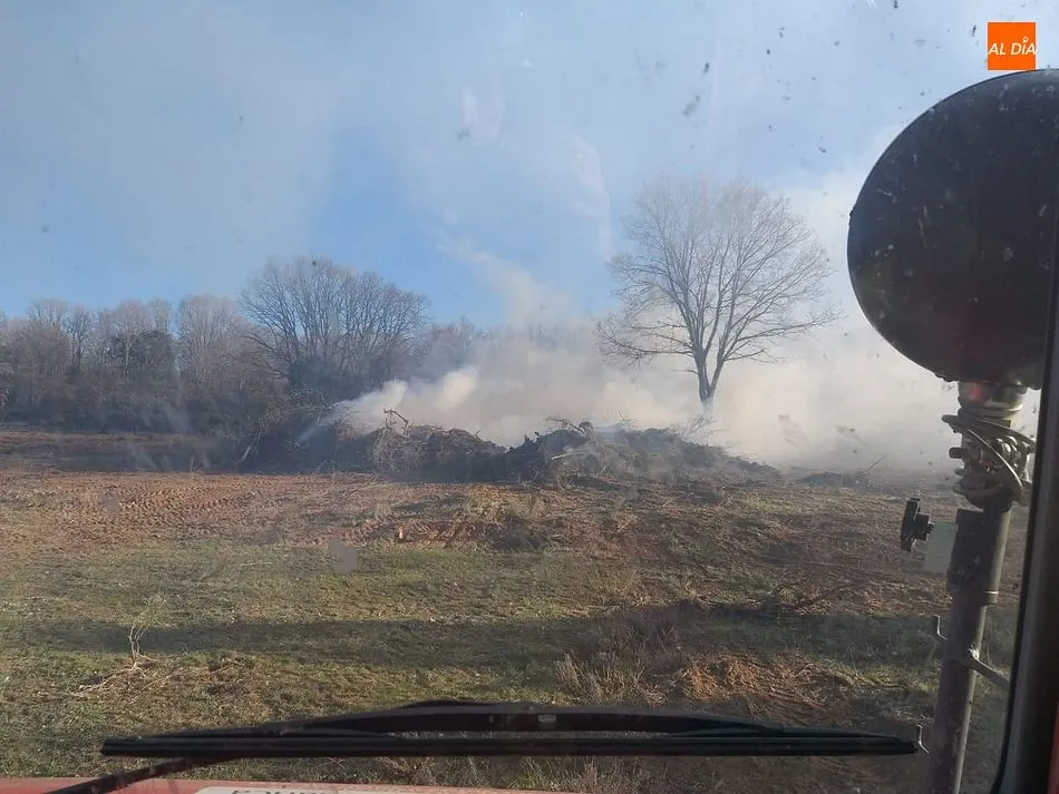 Los bomberos controlan la quema de rastrojos en Fuenterroble de Salvatierra. Fotos: Bomberos de Guijuelo
