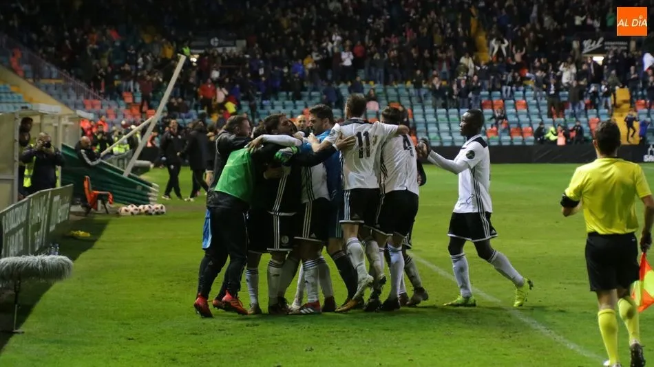 Los jugadores del Salamanca UDS festejan el gol del empate ante el Real Madrid