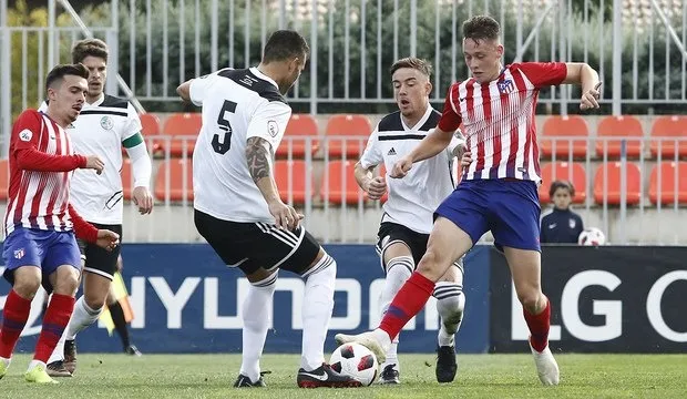 Borja Garcés, ante Armando en el Cerro del Espino / @AtletiAcademia