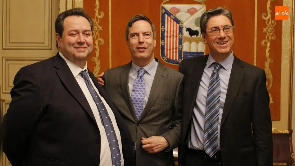 El concejal de Economía y Empleo, Enrique Sánchez-Guijo, acompañado del presidente de la Cámara de Comercio, Benjamín Crespo y el director del Instituto Multidisciplinar de Empresa de la Universidad de Salamanca, Julio Pindado García. Foto de Elena López