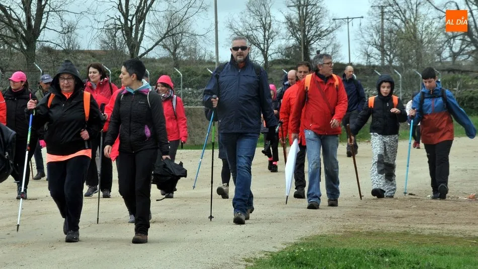 Caminantes en la edición de la ruta lumbralense del año pasado / E. Corredera