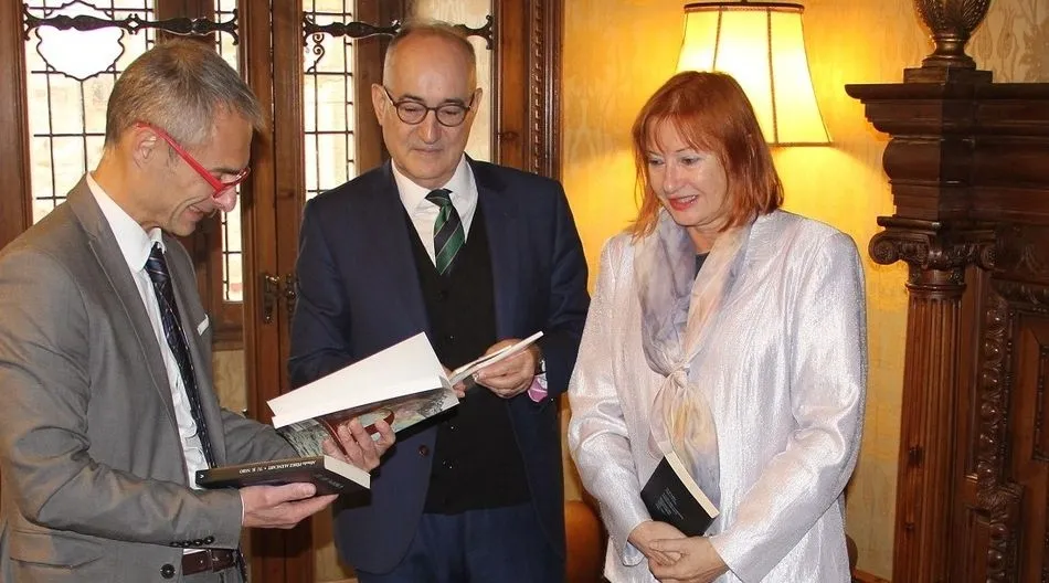 El rector Ricardo Rivero, Drago Stambuk y Zeljka Lovrencic (foto de Mladen Budimir)