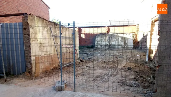 El Ayuntamiento actúa con medios propios en un solar de la calle San Luis tras declararse en ruina inminente