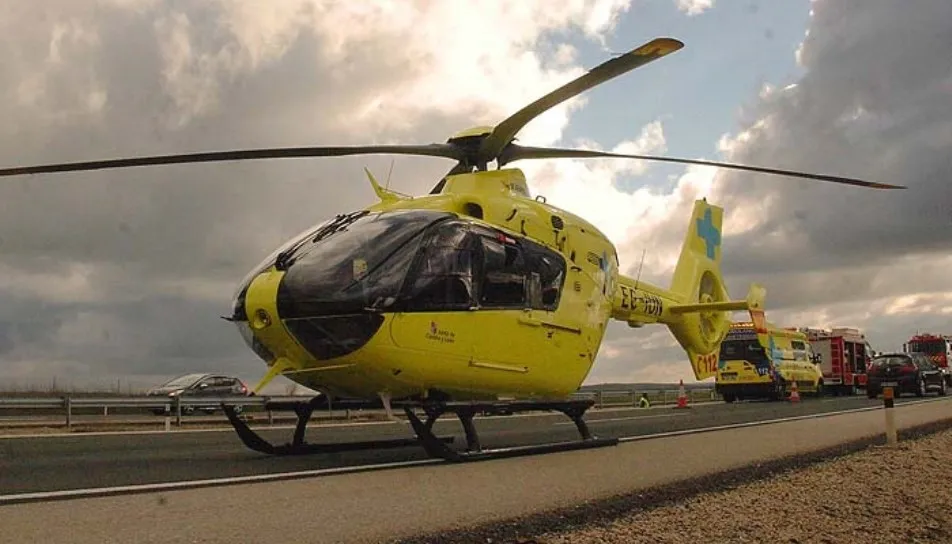 Emergencias Sanitarias - Sacyl envíaba un helicóptero medicalizado como el de esta foto, aunque finalmente el herido se trasladaba en ambulancia