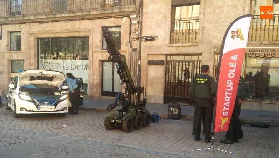 Exposición de vehículos de la Guardia Civil en la Startup Olé, en la calle Fonseca