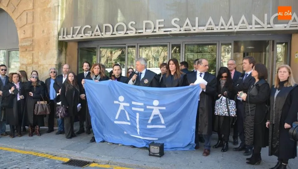 Concentración del Colegio de Abogados de Salamanca ante los Juzgados. Foto de Lydia González