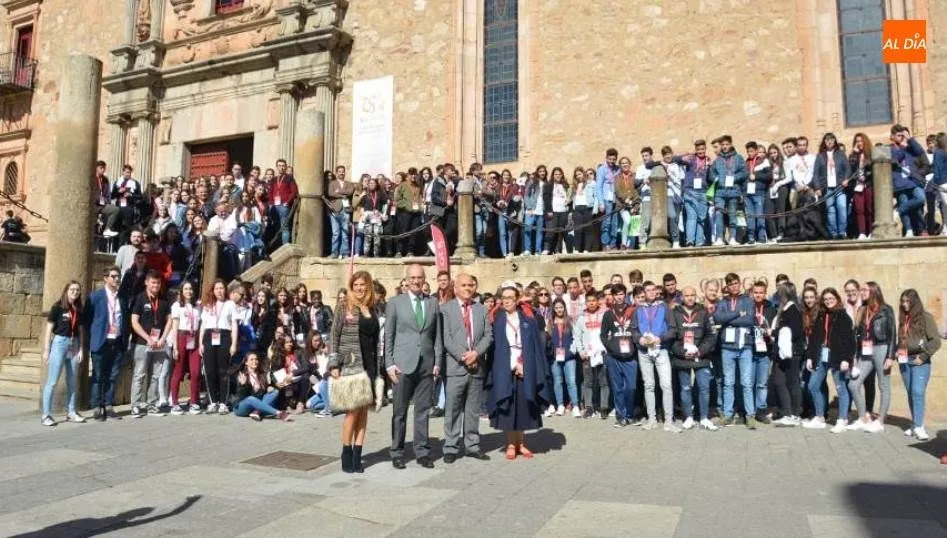 El presidente de la Diputación de Salamanca, Javier Iglesias, en el centro, rodeado por los escolares que han participado en esta visita. Foto de Lydia González