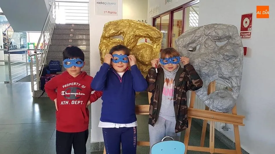 Algunos participantes en el taller de antifaces del centro cultural. Fotos: Cultura Guijuelo