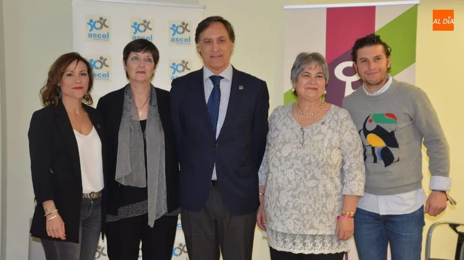 El alcalde ha recibido el Pin de Plata de la Asociación contra la Leucemia. Foto: Lydia González