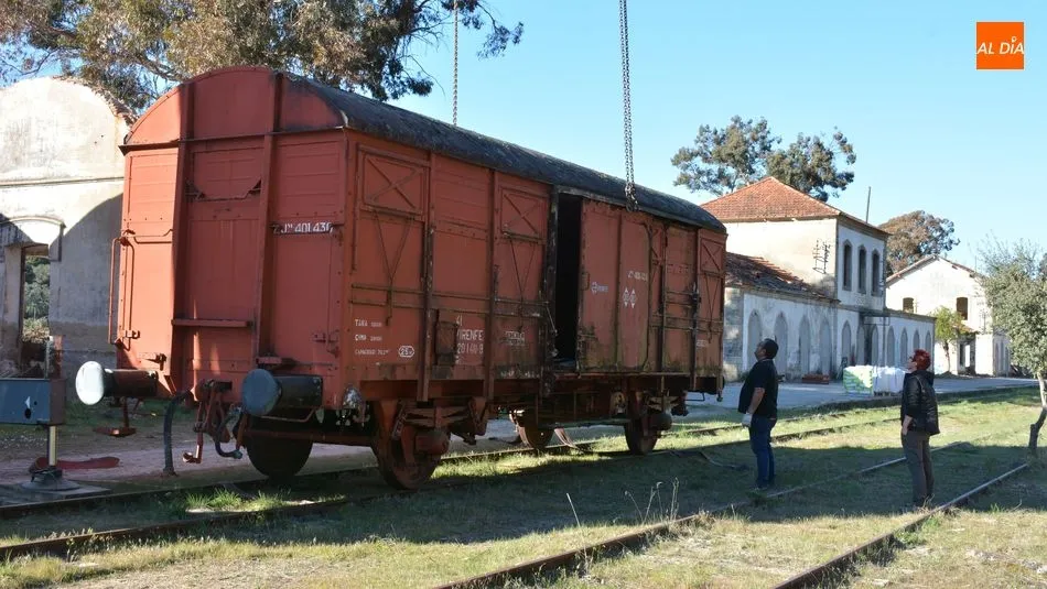 Un vagón en la estación de La Fregeneda 34 años después del cierre de la vía