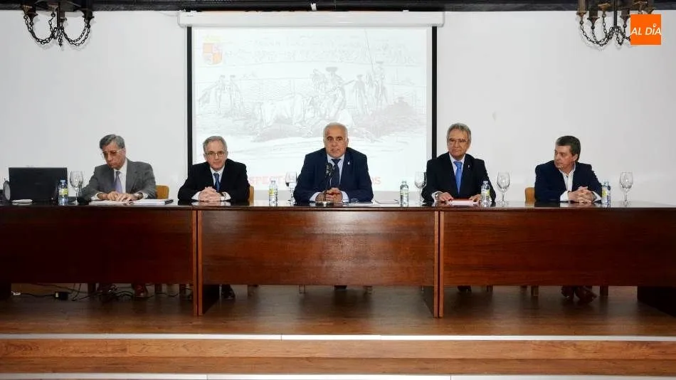 El diputado provincial de la Escuela de Tauromaquia, Jesús María Ortiz, en el centro, en la inauguración de este curso