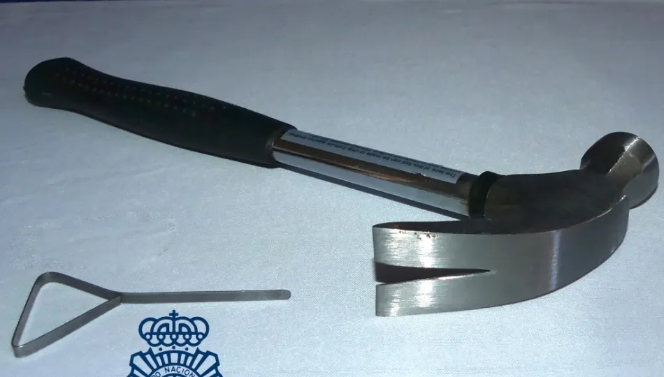 Martillo y ganzúa que llevaba el detenido