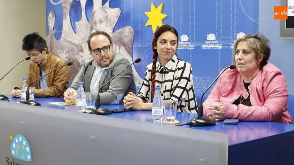 El concejal de Juventud, Daniel Llanos, en el centro junto a la organizadora del evento, Naghore Maíllo, la presidenta de la Ascbyc, Carmen Guillén; y el presidente de la Asociación de Estudiantes Chinos en Salamanca, Xu Jinjing. Foto de Elena López