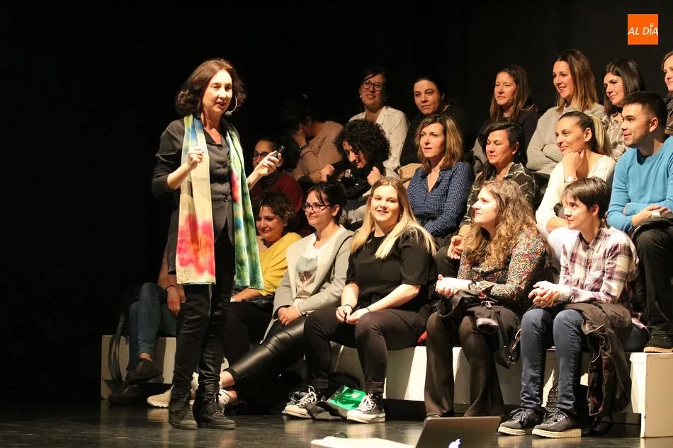 Elsa Punset en el inicio de la charla en el centro cultural de Guijuelo