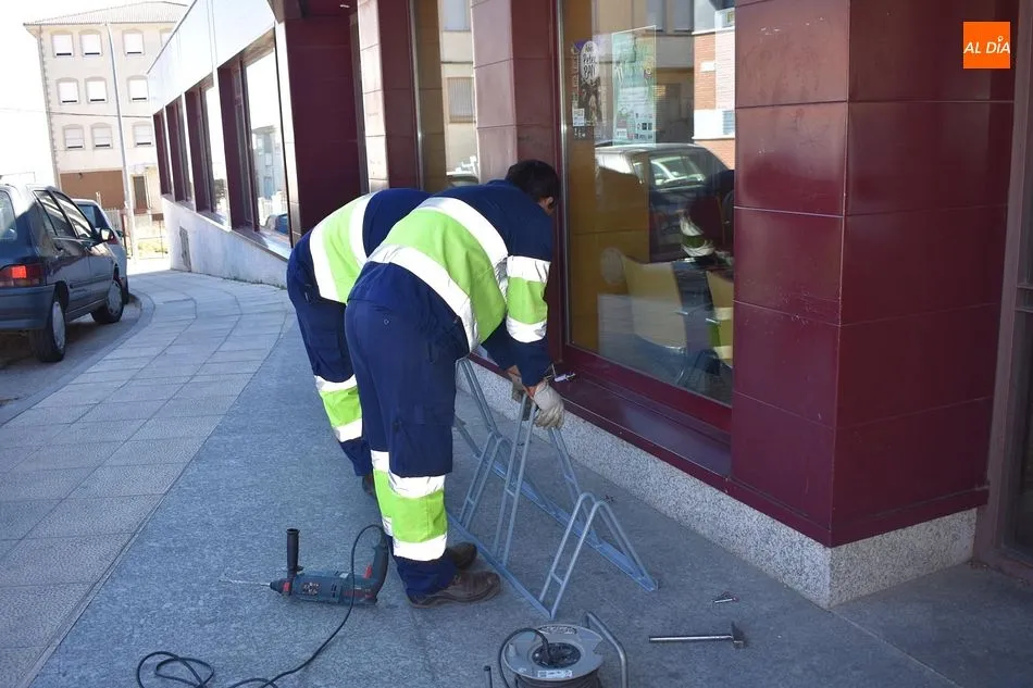 Personal municipal instaló los aparcabicis y la sujeciones para mascotas