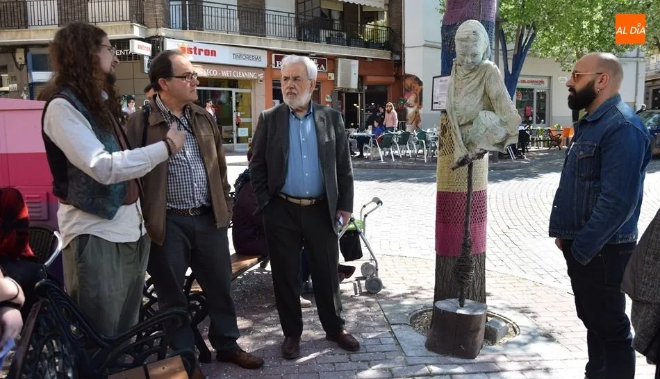 Una de las piezas de esta muestra, en la plaza del Oeste. Foto de Eva Fernández