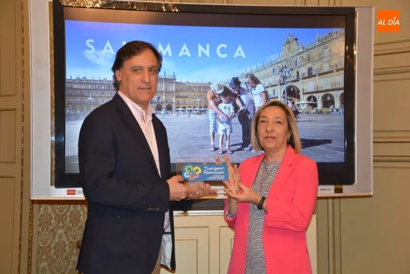 García Carbayo recoge el reconocimiento de manos de la vicepresidenta de la federación, Ana Cía. Fotos: Lydia González