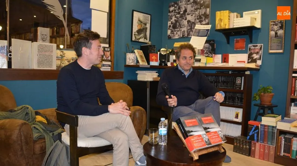 El escritor Domingo Villar, en la presentación de su nueva novela. Foto: Lydia González