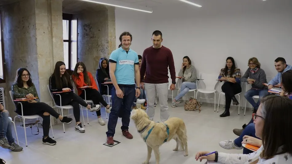 Presentación de los beneficios terapéuticos que supone el uso de animales en el ámbito educativo, sanitario y social