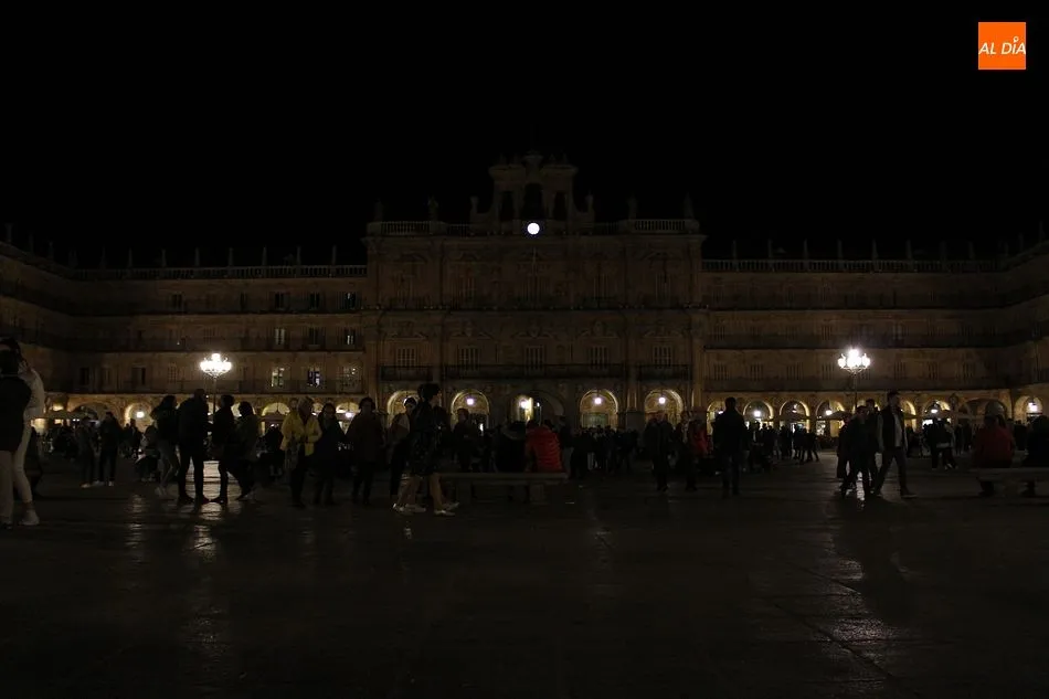 La Plaza Mayor de Salamanca repleta de público y a oscuras por la Hora del Planeta