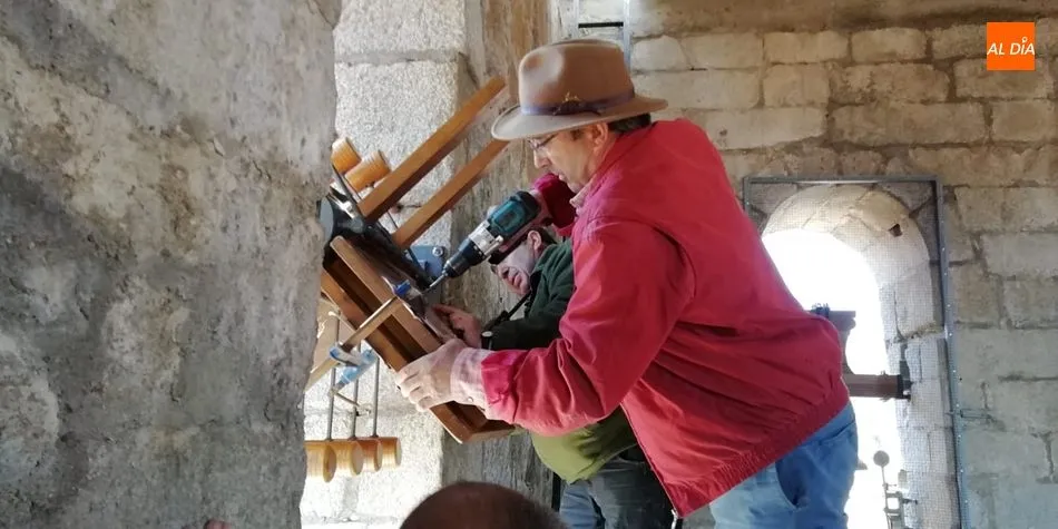 Miembros de Cateja Teatro instalando el arcaico instrumento