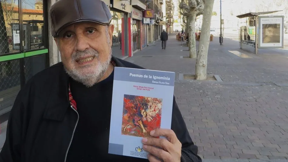 Enrique Viloria con su poemario. Foto de Jacqueline Alencar