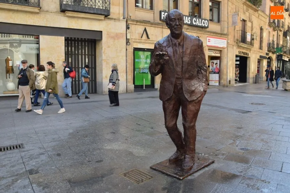 La estatua, ya limpia, de Vicente del Bosque / Eva González