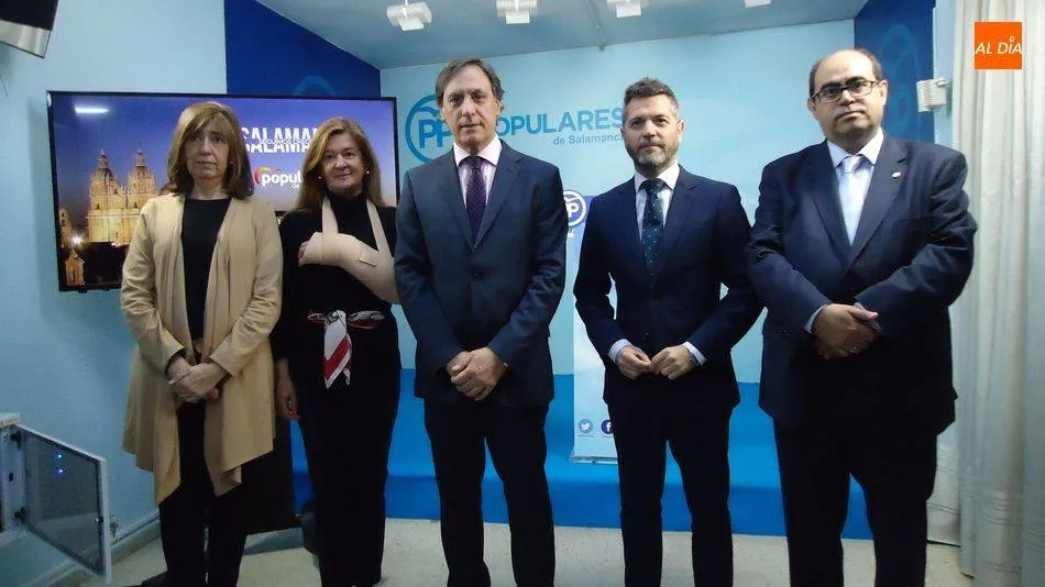 El candidato del Partido Popular a la Alcaldía de Salamanca, Carlos García Carbayo, junto a miembros del actual equipo de Gobierno