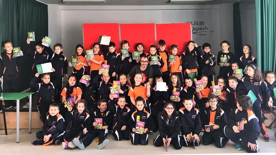 Los alumnos posan con el ilustrador Álvaro Núñez