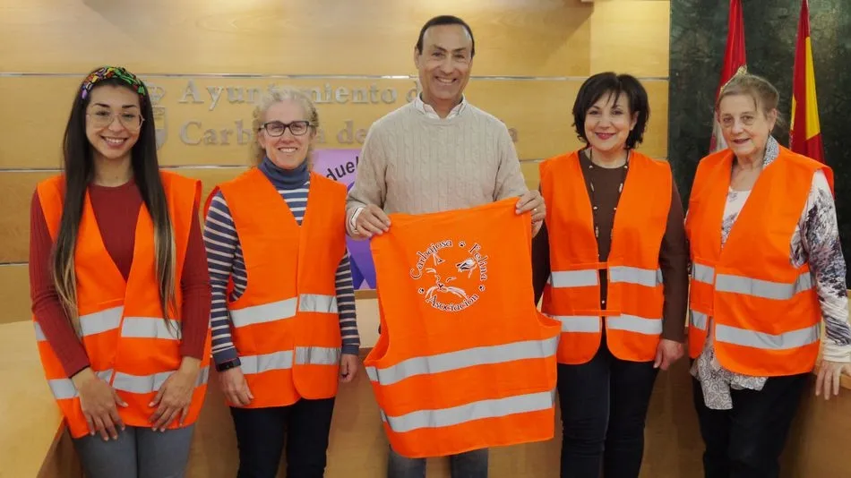 El alcalde y voluntarias de la Asociación Carbajosa Felinai