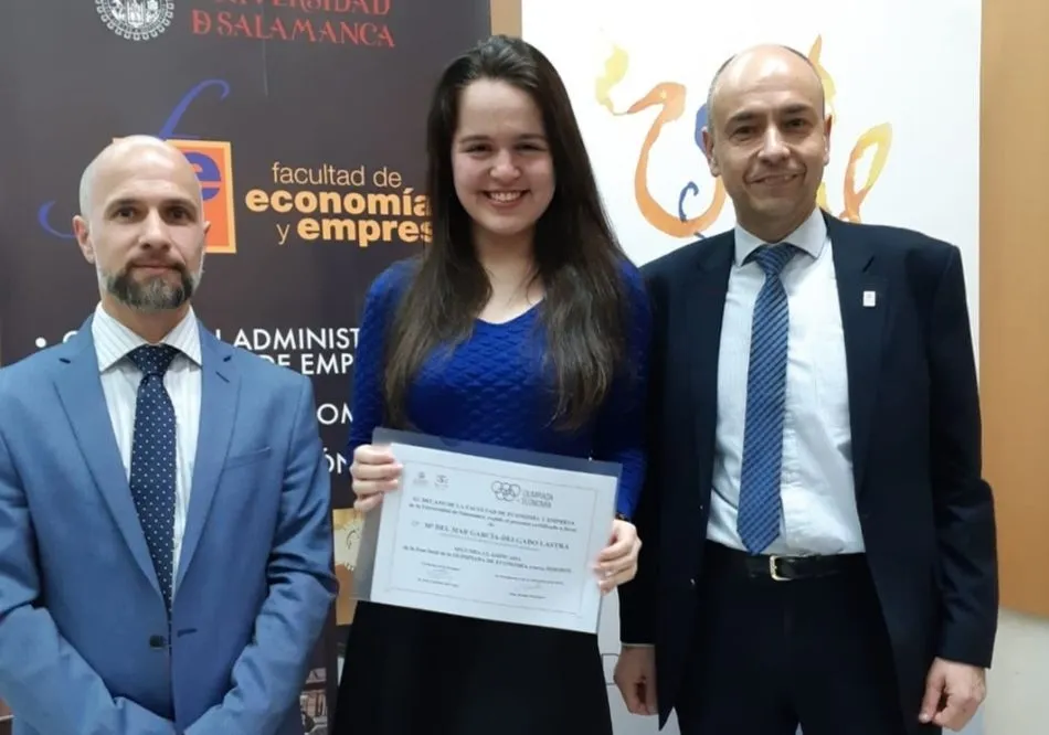 María del Mar García-Delgado Lastra recibe el diploma como segunda clasificada en la Olimpiada de Economía
