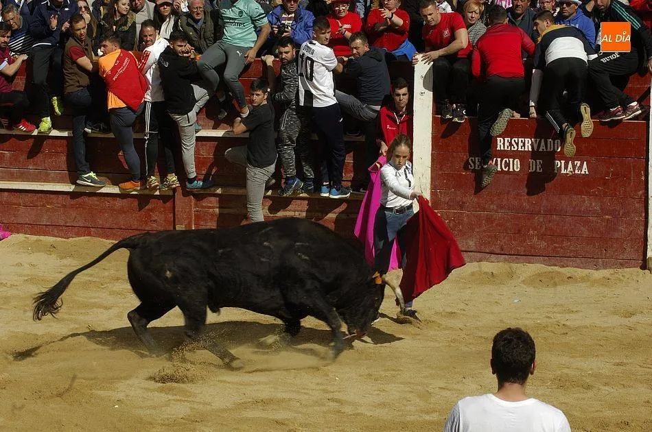 Marta Reillo toreando en una capea del Carnaval en Ciudad Rodrigo / FOTO: ADRIÁN MARTÍN