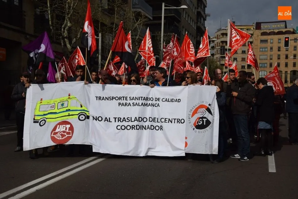 Concentración de los trabajadores de ambulancias en la avenida de Mirat. Foto de Eva Fernández
