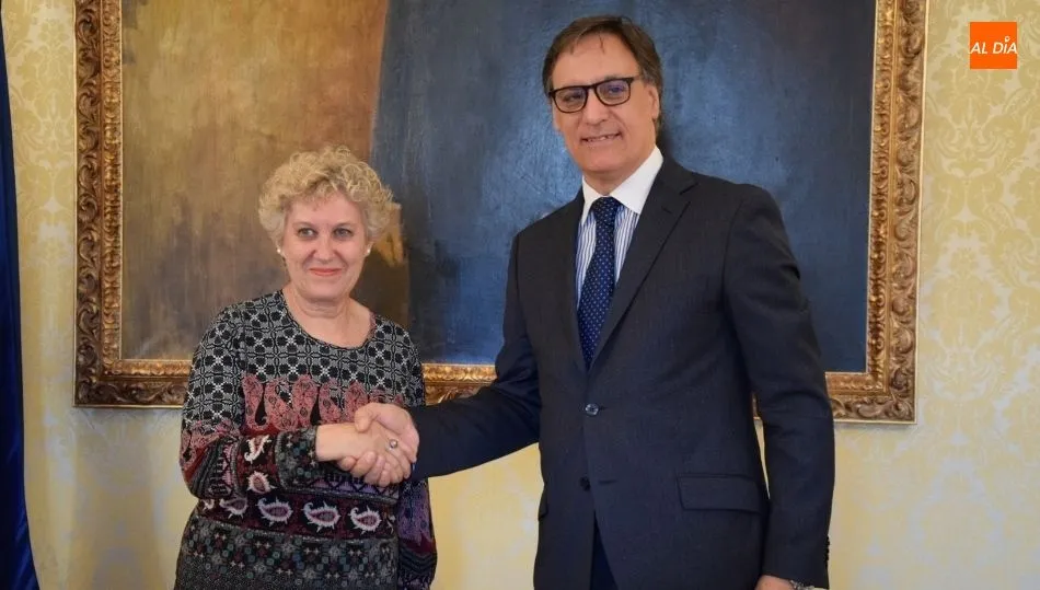 El alcalde de Salamanca, Carlos García Carbayo, y la presidenta de la Asociación de Desarrollo Comunitario de Buenos Aires (Asdecoba), Eloína González del Brío. Foto de Eva Fernández