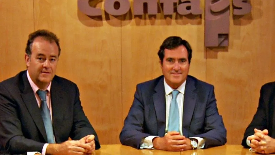 El presidente de Confaes, Juan Manuel Gómez, a la izquierda