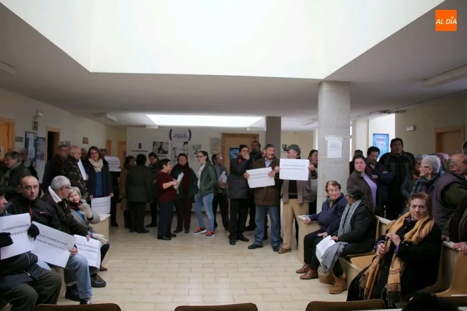 Los vecinos de La Zarza de Pumareda llegaron incluso a realizar una protesta por la ausencia de médico en el pueblo