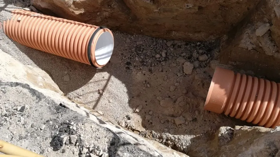 Red de saneamiento de aguas residuales cercana al nuevo carril bici