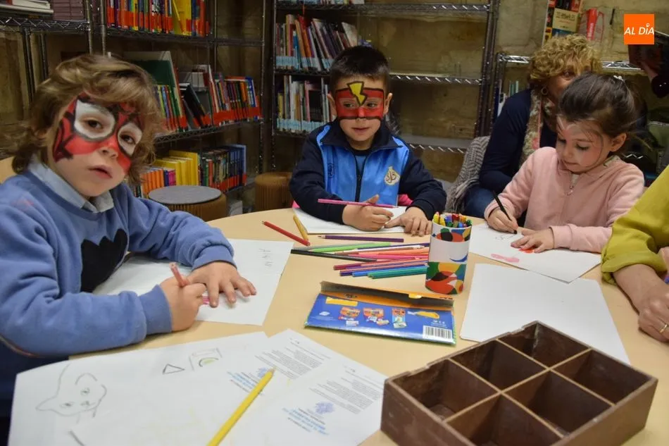 Los más pequeños han disfrutado de diferentes actividades en el Rincón Infantil de la biblioteca. Foto: Eva Fernándezla