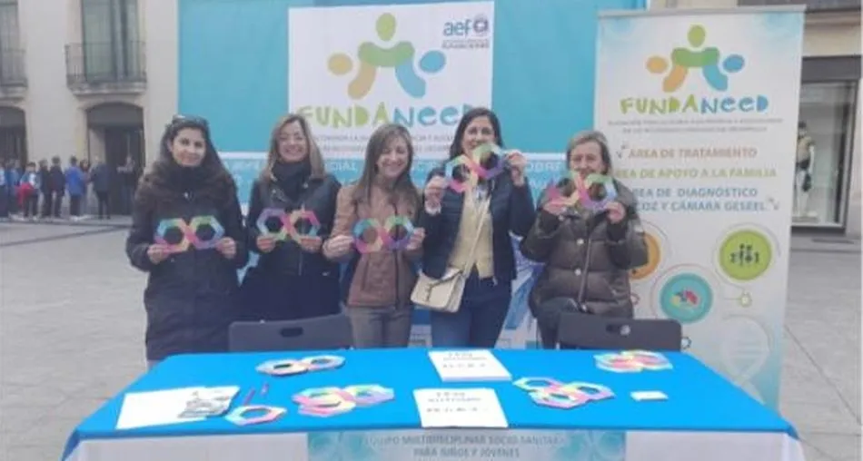 Equipo técnico y voluntariado en el Stand de Fundaneed en plaza Liceo